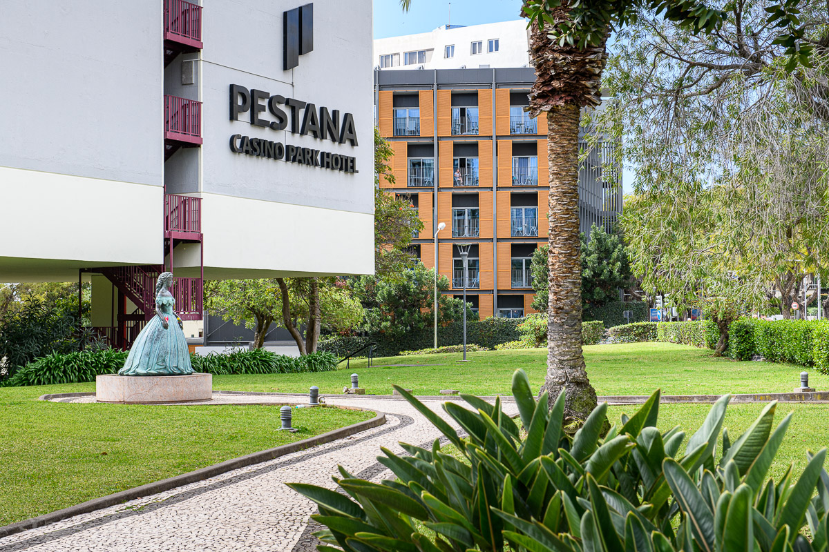Statue Sissi auf Madeira im Park von Pestana Casino Park Hotel