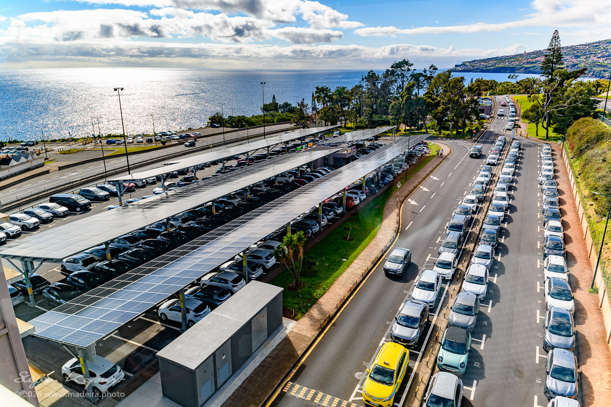 Mit Solarpanel überdachte Mietwagen Parkplätze am Flughafen Funchal