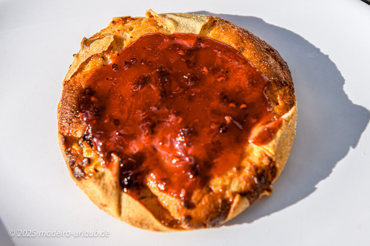 Queijada da Madeira in Variation rote Früchte